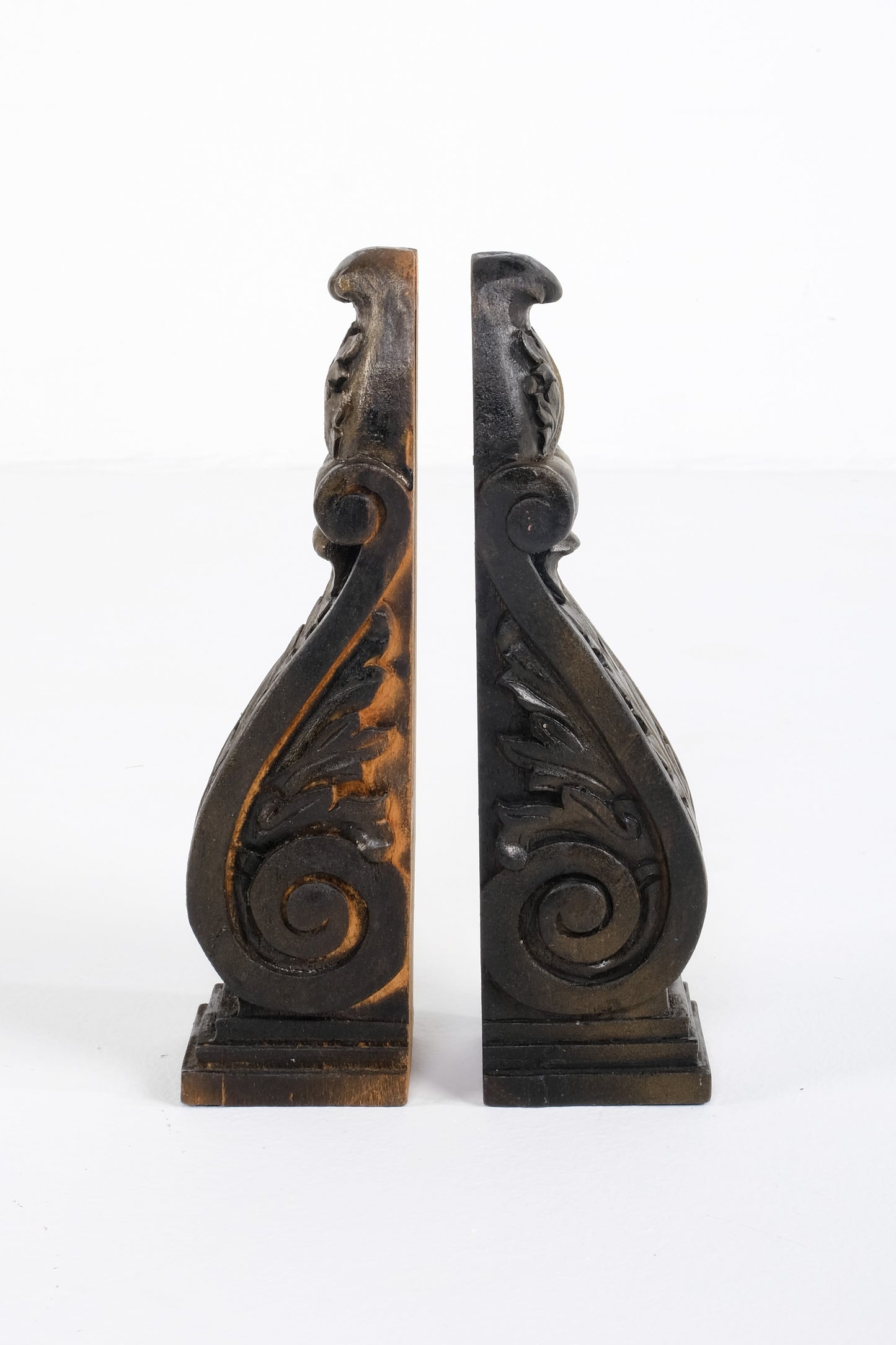 CARVED ACANTHUS CORBEL