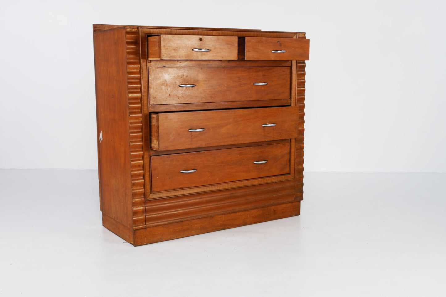 MODERN CHEST OF DRAWERS / DRESSER