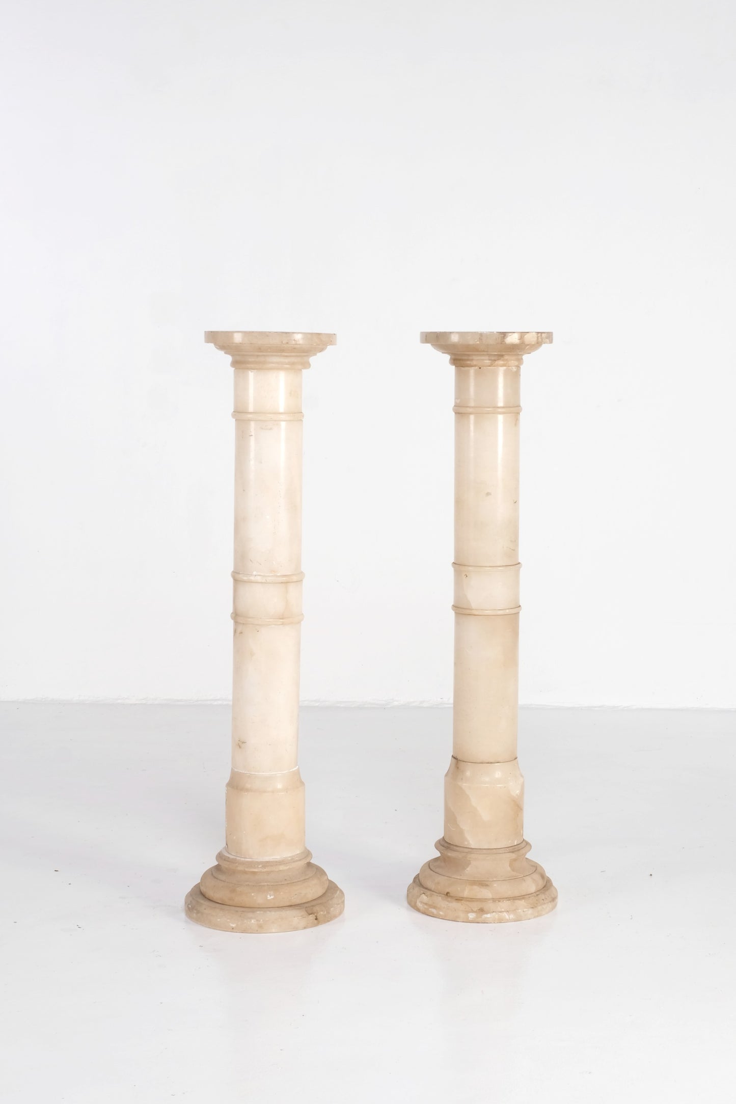 CLASSIC TUSCAN MARBLE PEDESTAL