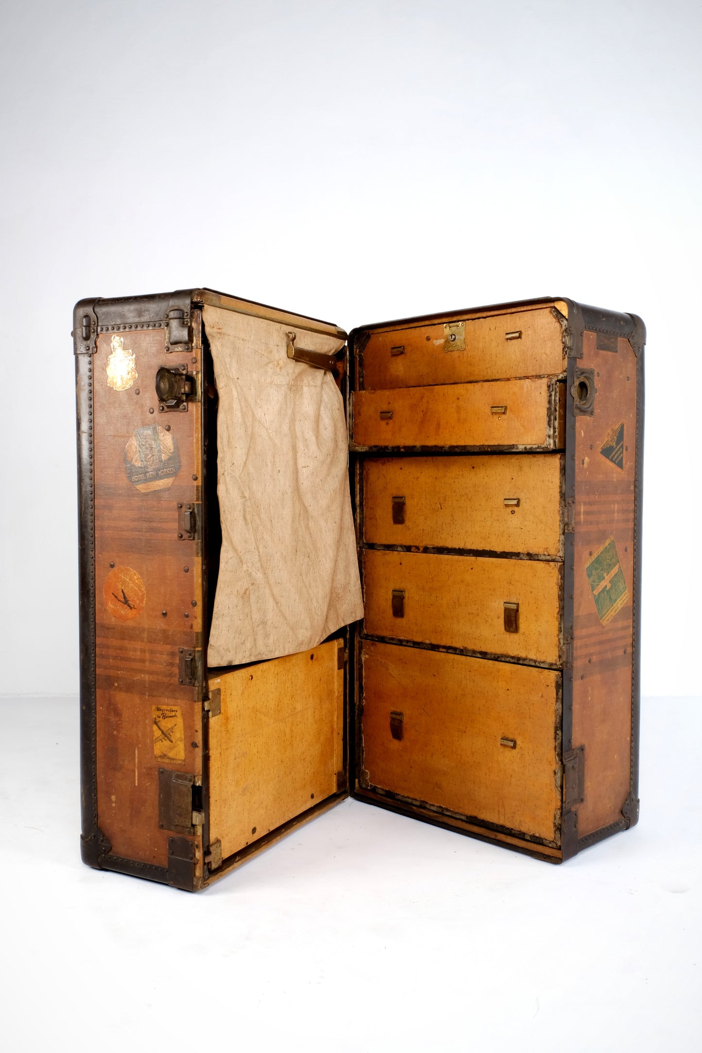 COMPACT WARDROBE STEAMER TRUNK