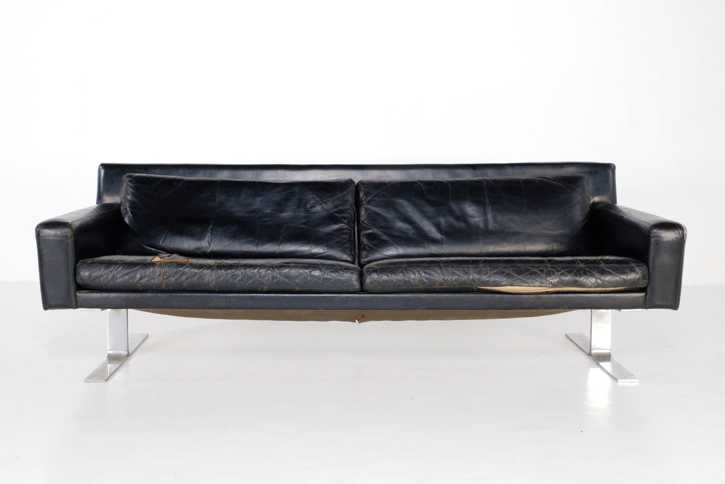 OVER SIZE BLACK MODERN STYLE LEATHER COUCH