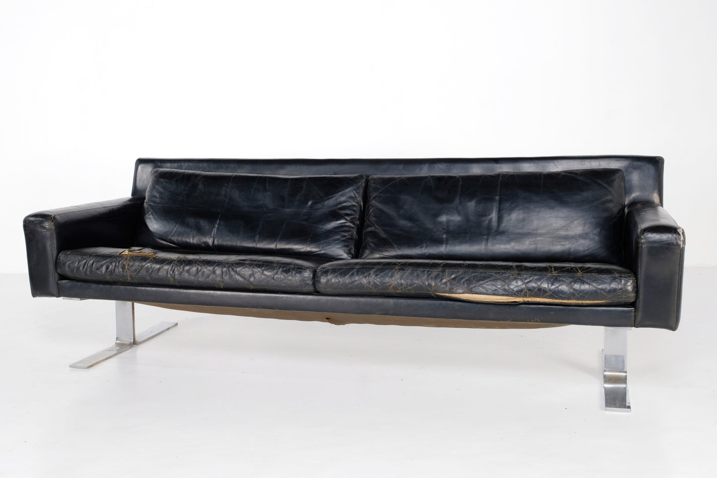 OVER SIZE BLACK MODERN STYLE LEATHER COUCH