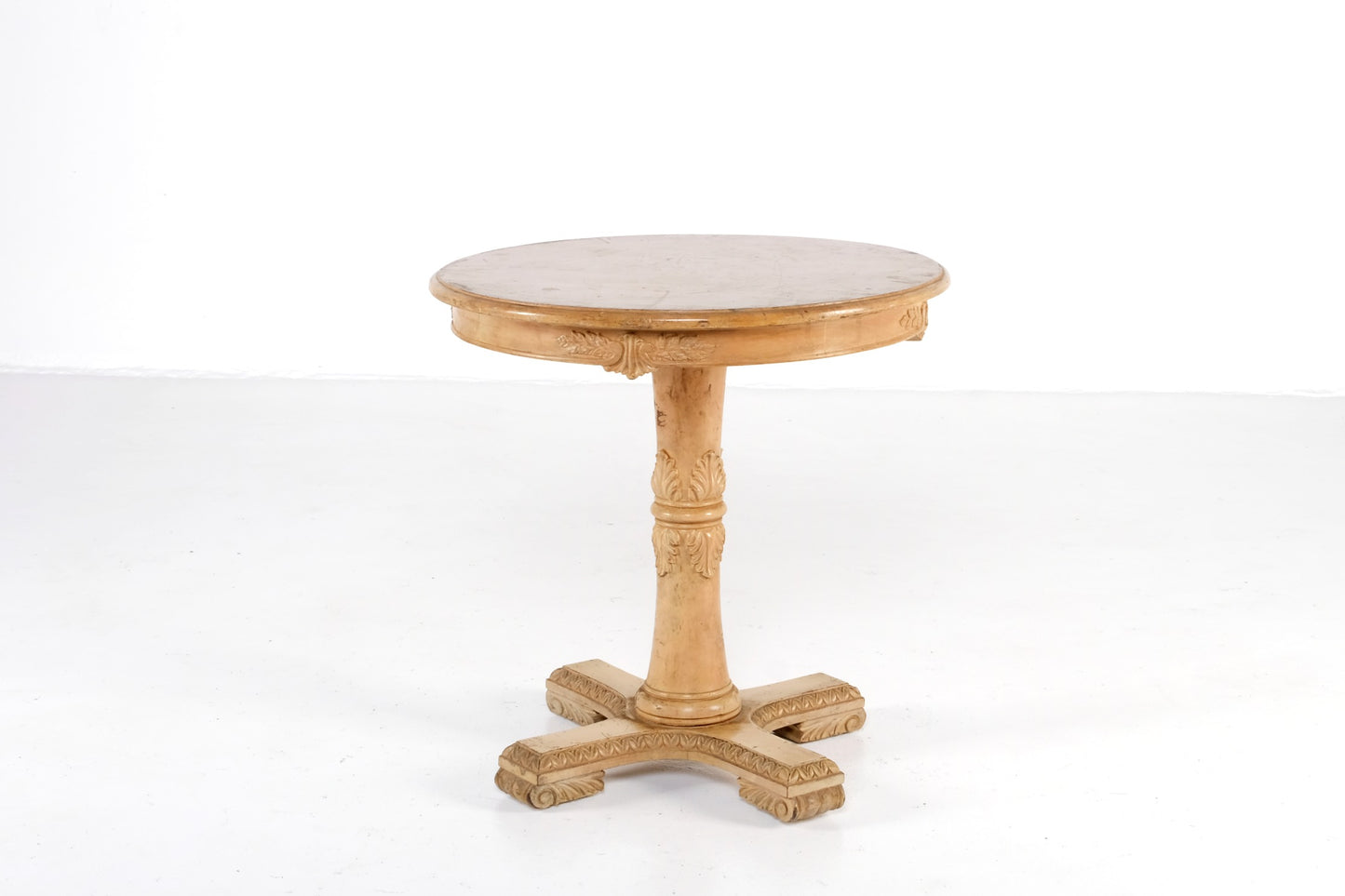 VICTORIAN ACCENT ROUND PARLOR TABLE