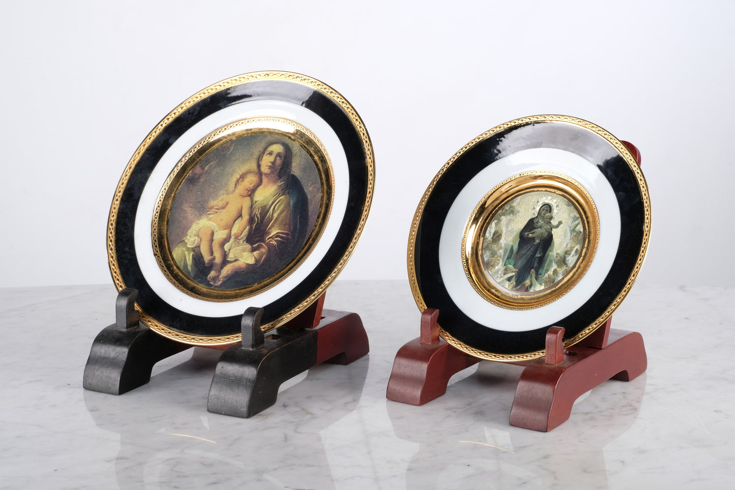 TWO PCS OF EUROPEAN SAINT MEMORABILIA COLLECTION PORCELAIN PLATE