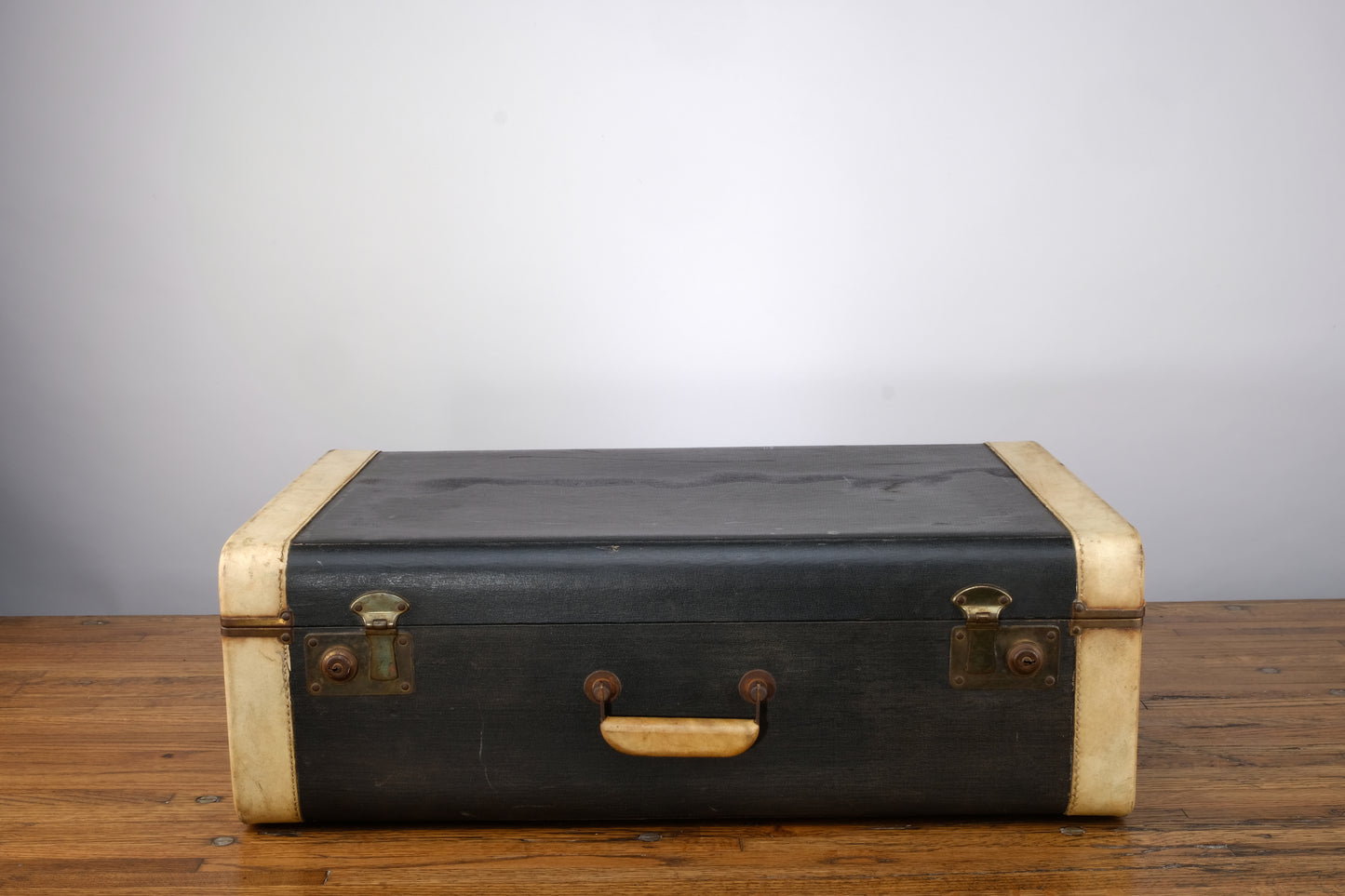 BLACK WOODEN AND FEBRI TRAVEL LUGGAGE