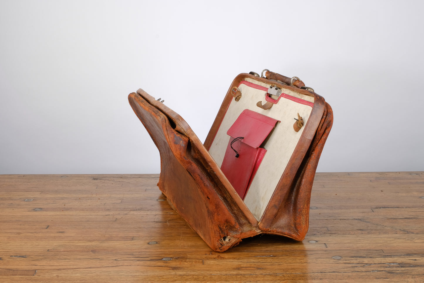 DARK BROWN LEATHER BELTED DOCTOR'S HAND BAG