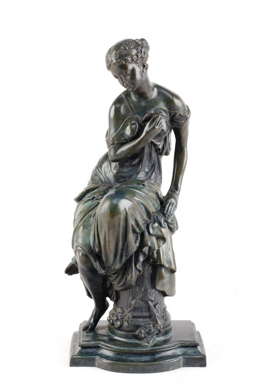 PEDESTRAL SITTING LADY
