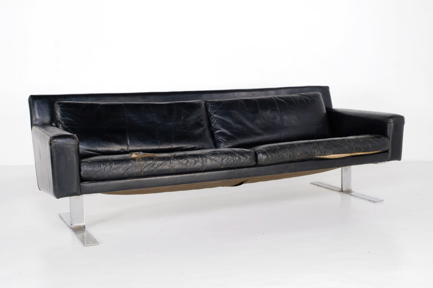 OVER SIZE BLACK MODERN STYLE LEATHER COUCH