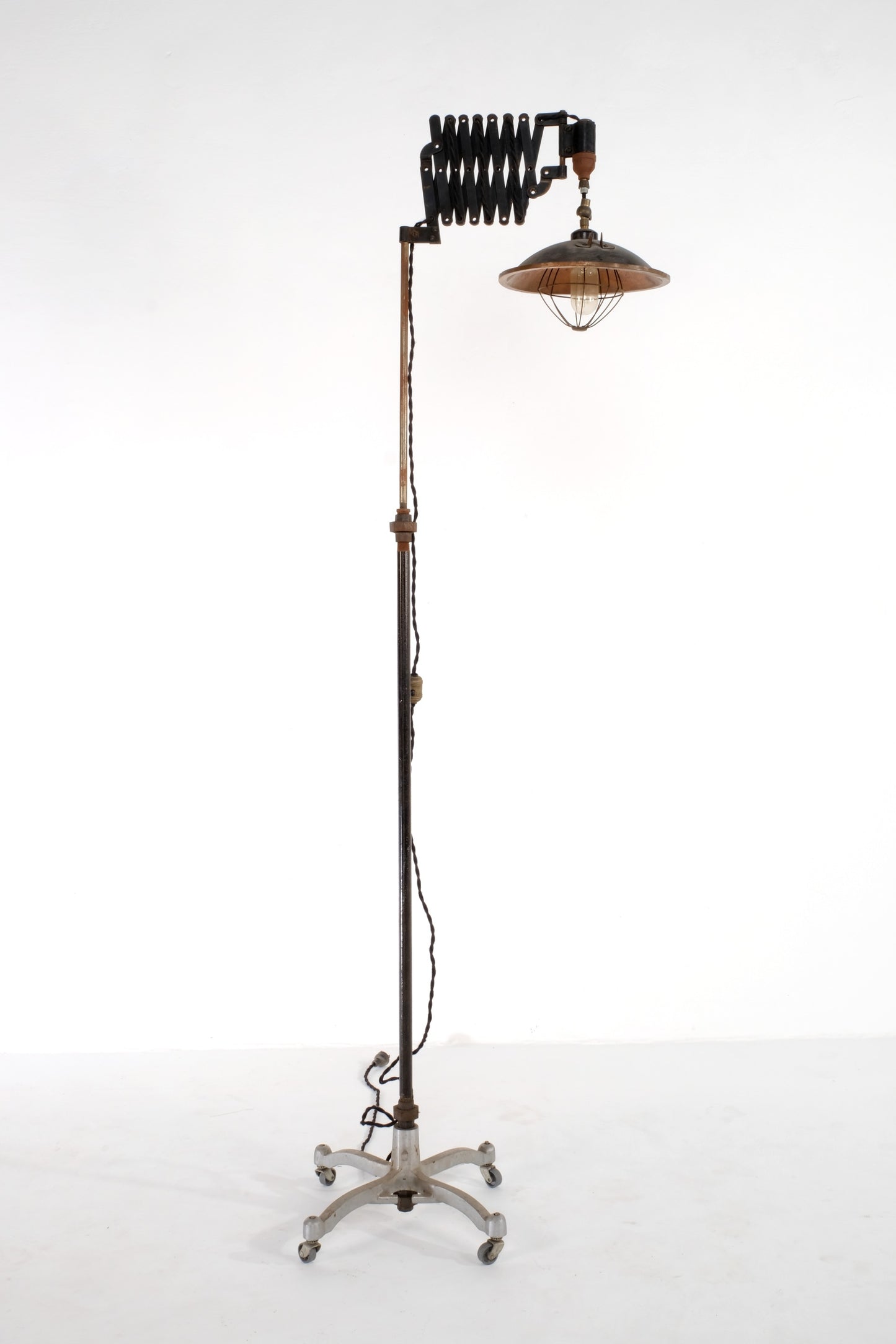 CLASSIC MECHANICAL EXTENDABLE FLOOR LAMP