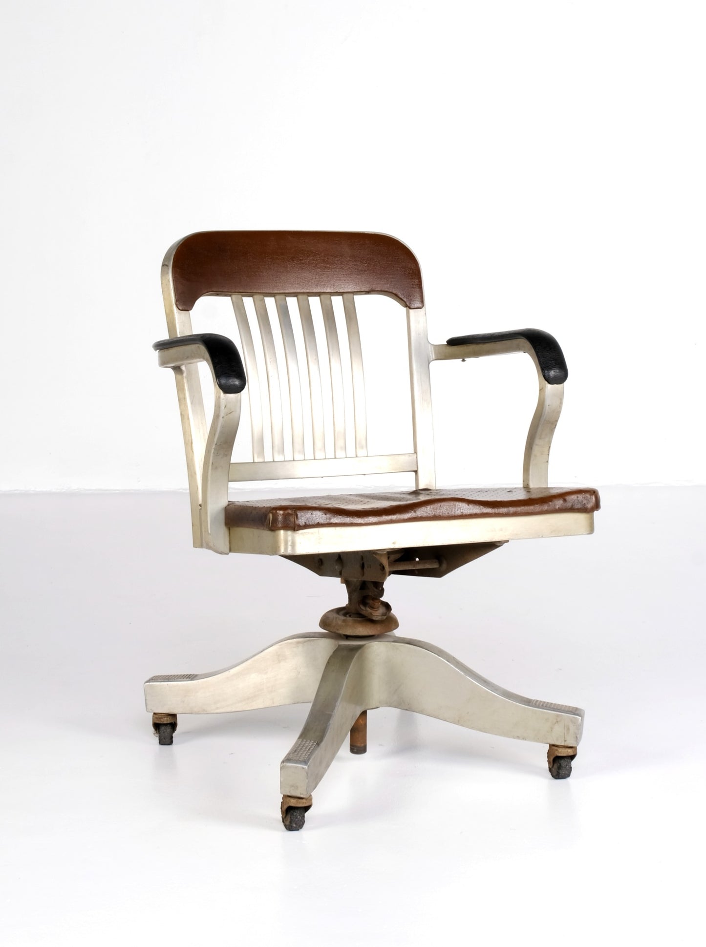 INDUSTRIAL OFFICE SWIVEL ARMCHAIR BY: REMINGTON RAND