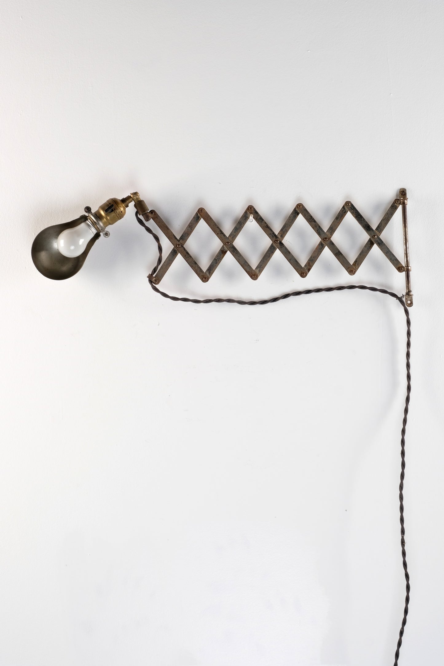 EXTENDABLE WALL MOUNTED DECORATIVE SCONCE