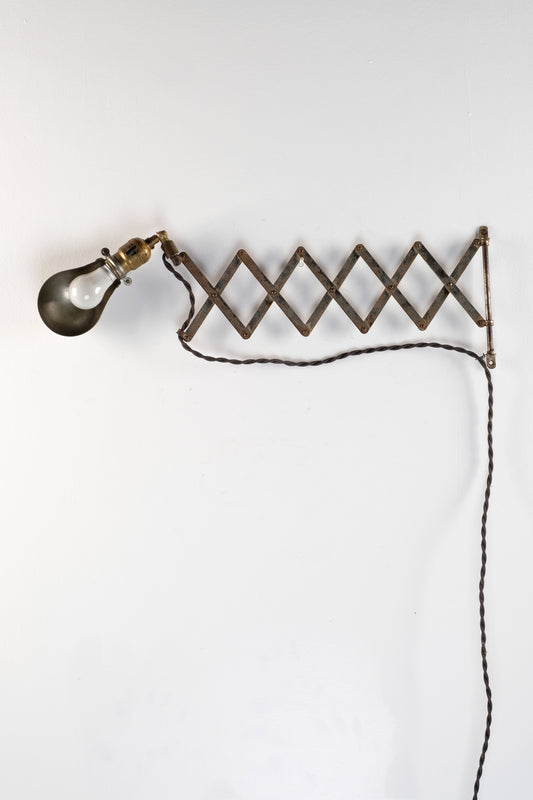 EXTENDABLE WALL MOUNTED DECORATIVE SCONCE