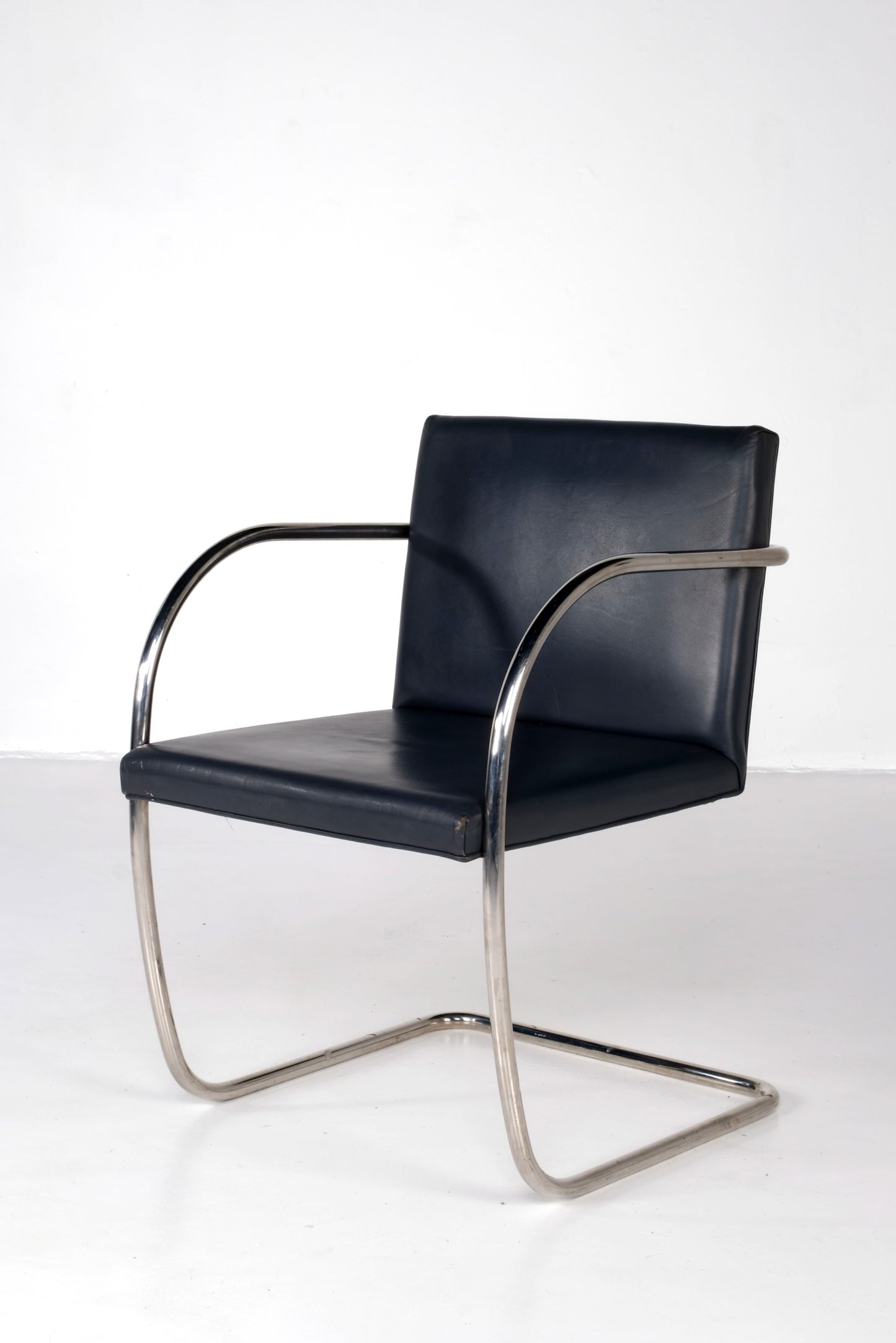 BLACK LEATHER OFFICE ARMCHAIRS