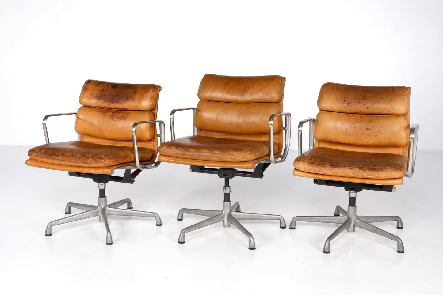 LIGHT TAN LEATHER SOFT PAD OFFICE ARMCHAIR BY: EAMES HERMAN MILLER
