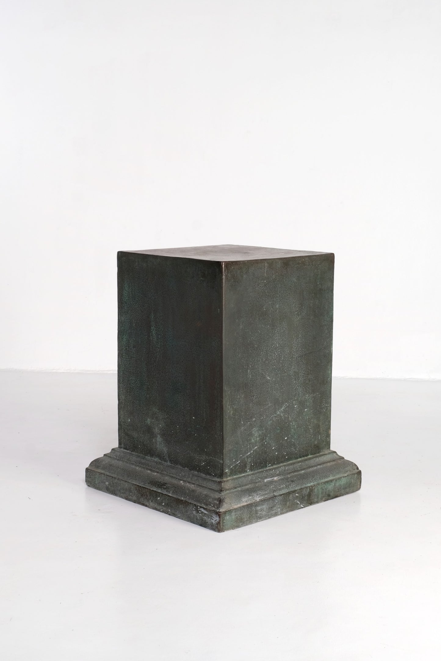 FOREST GREEN VINTAGE PEDESTAL