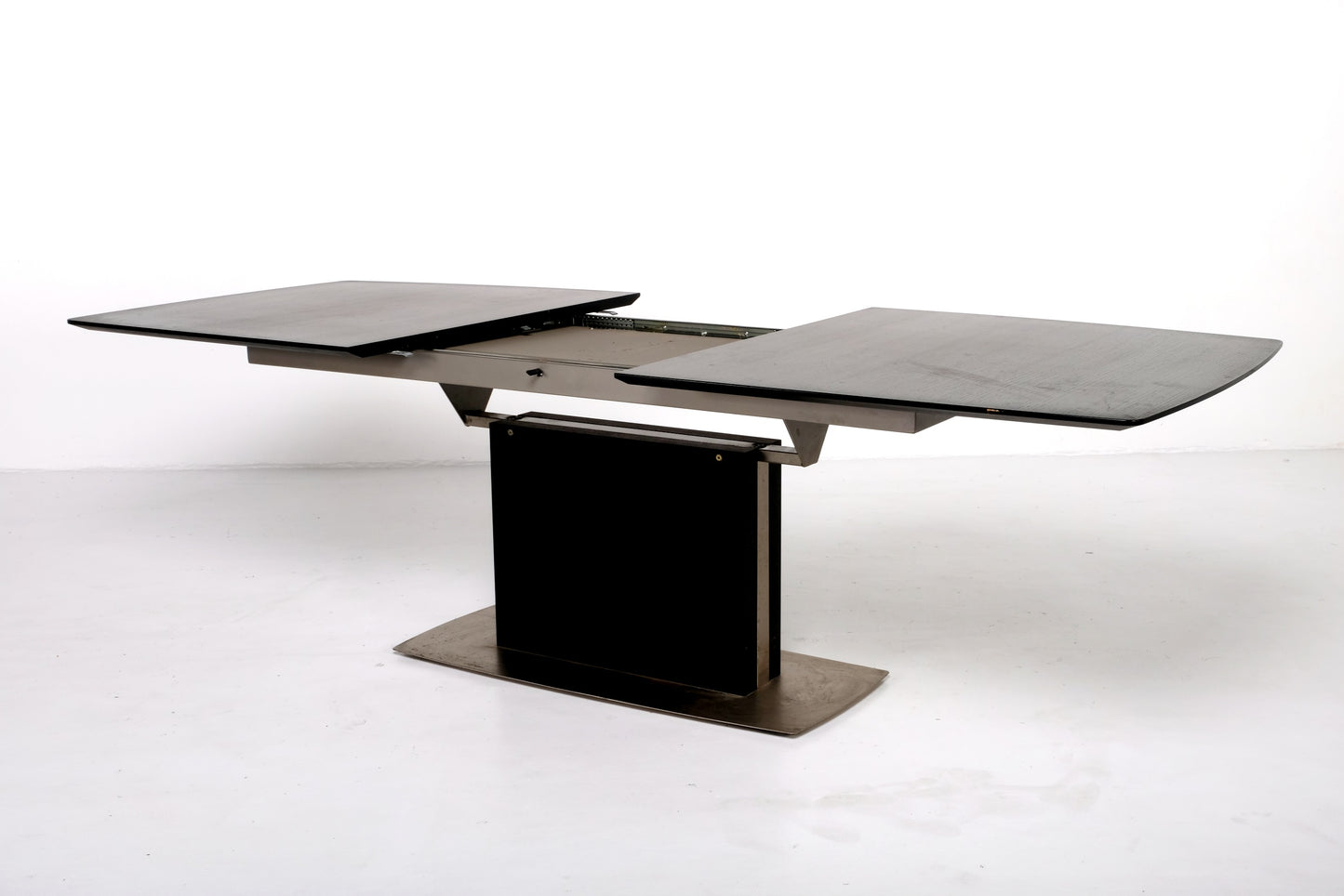 MODERN EXPANDABLE DINING TABLE