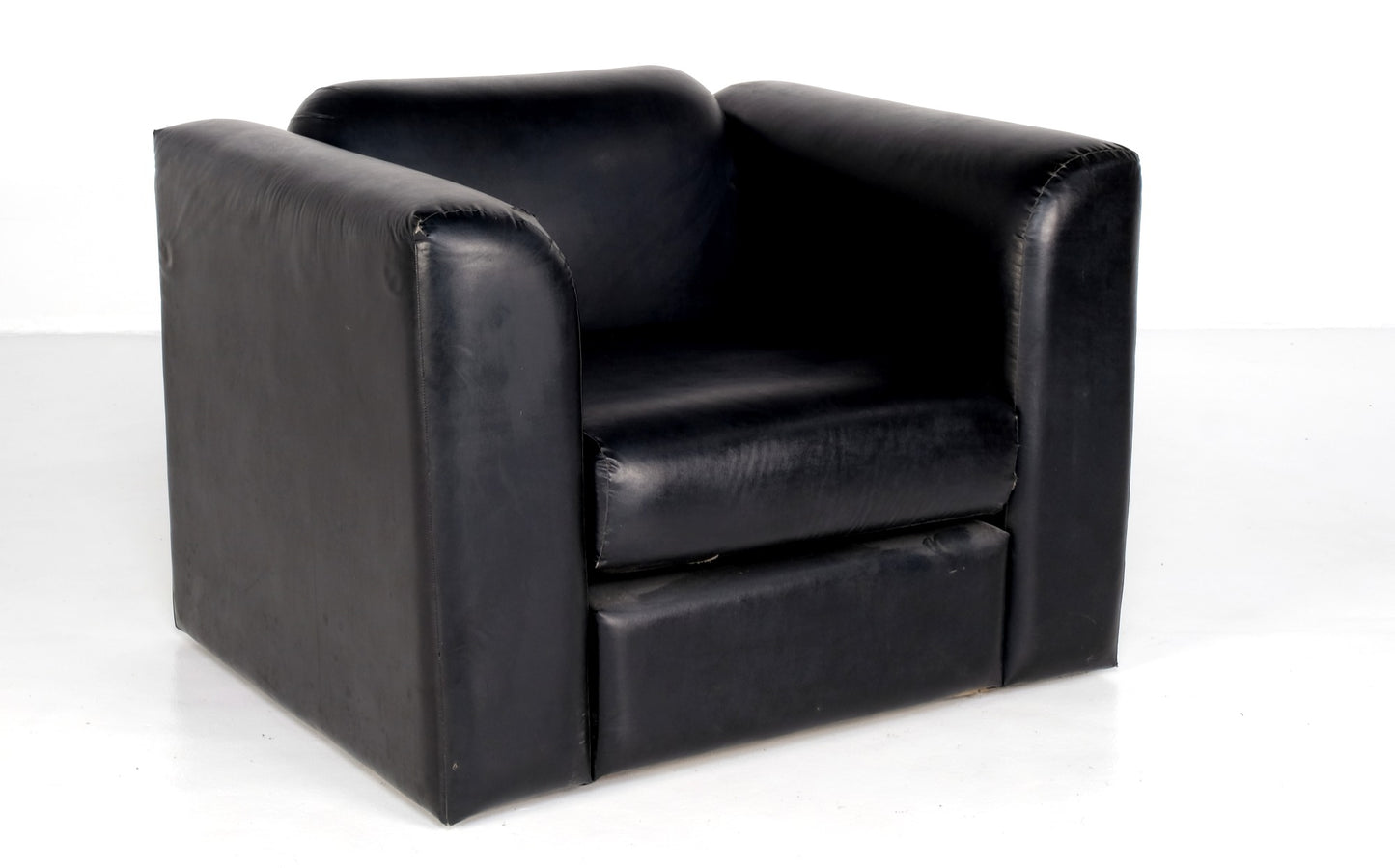 BLACK LEATHER ARMCHAIRS