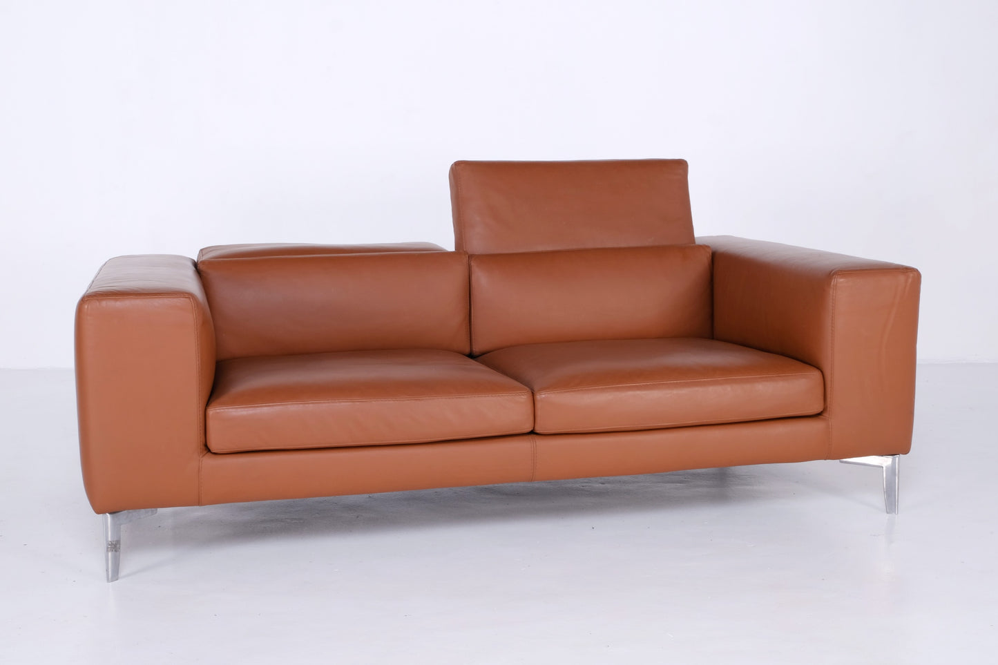 VALMORI MOVING CONTEMPORARY COUCH