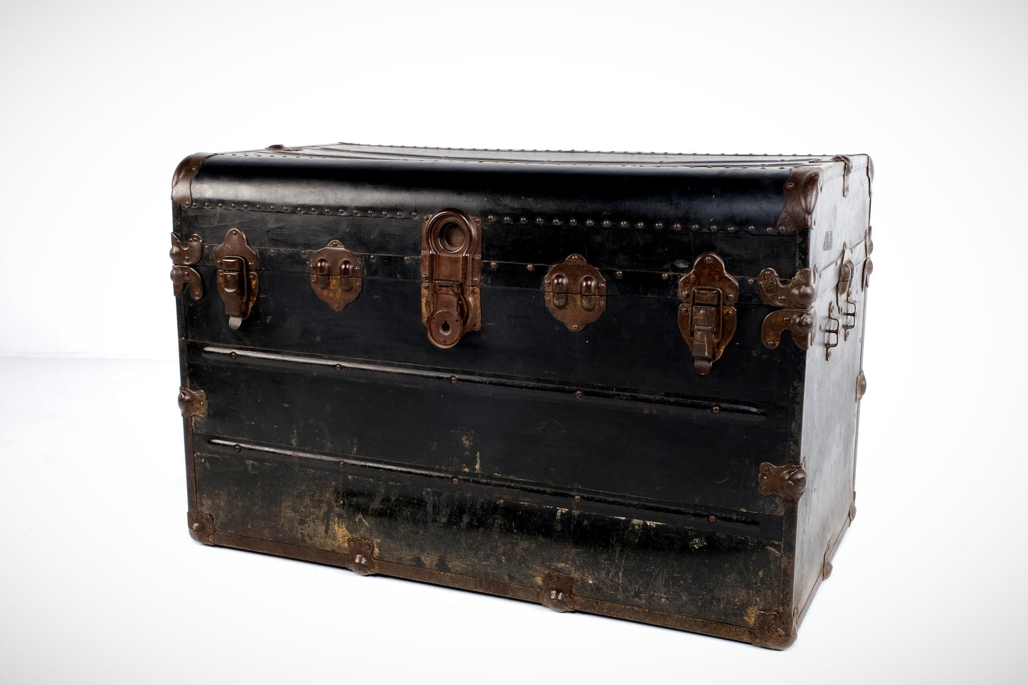 BLACK WOODEN STEAMER TRUNK/CHEST