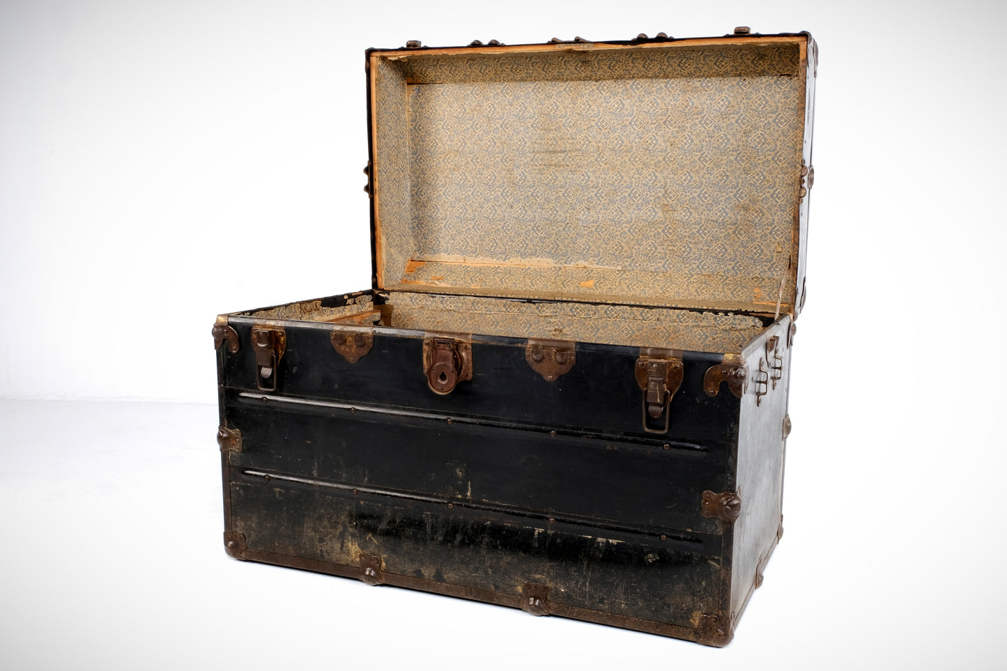 BLACK WOODEN STEAMER TRUNK/CHEST