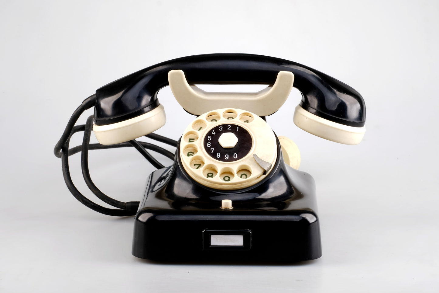 ART DECO PUSH BOTTON GERMAN PHONE