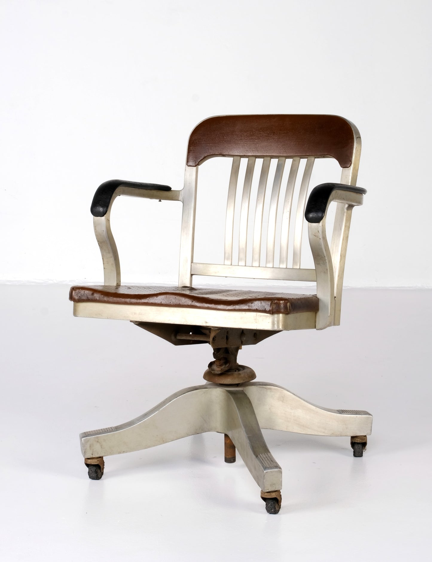 INDUSTRIAL OFFICE SWIVEL ARMCHAIR BY: REMINGTON RAND