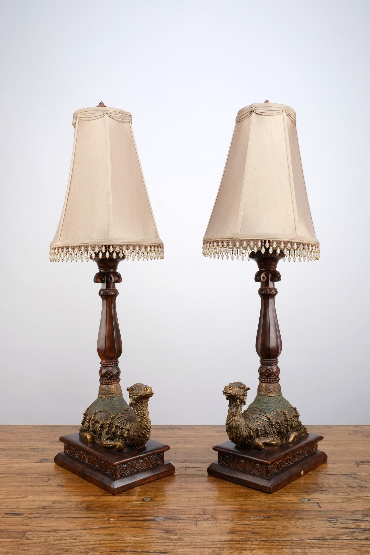 CAMEL STATUE DESK LAMP