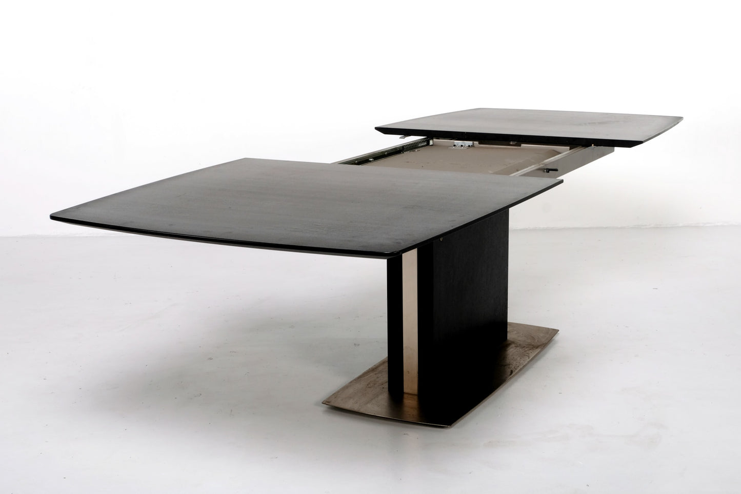 MODERN EXPANDABLE DINING TABLE