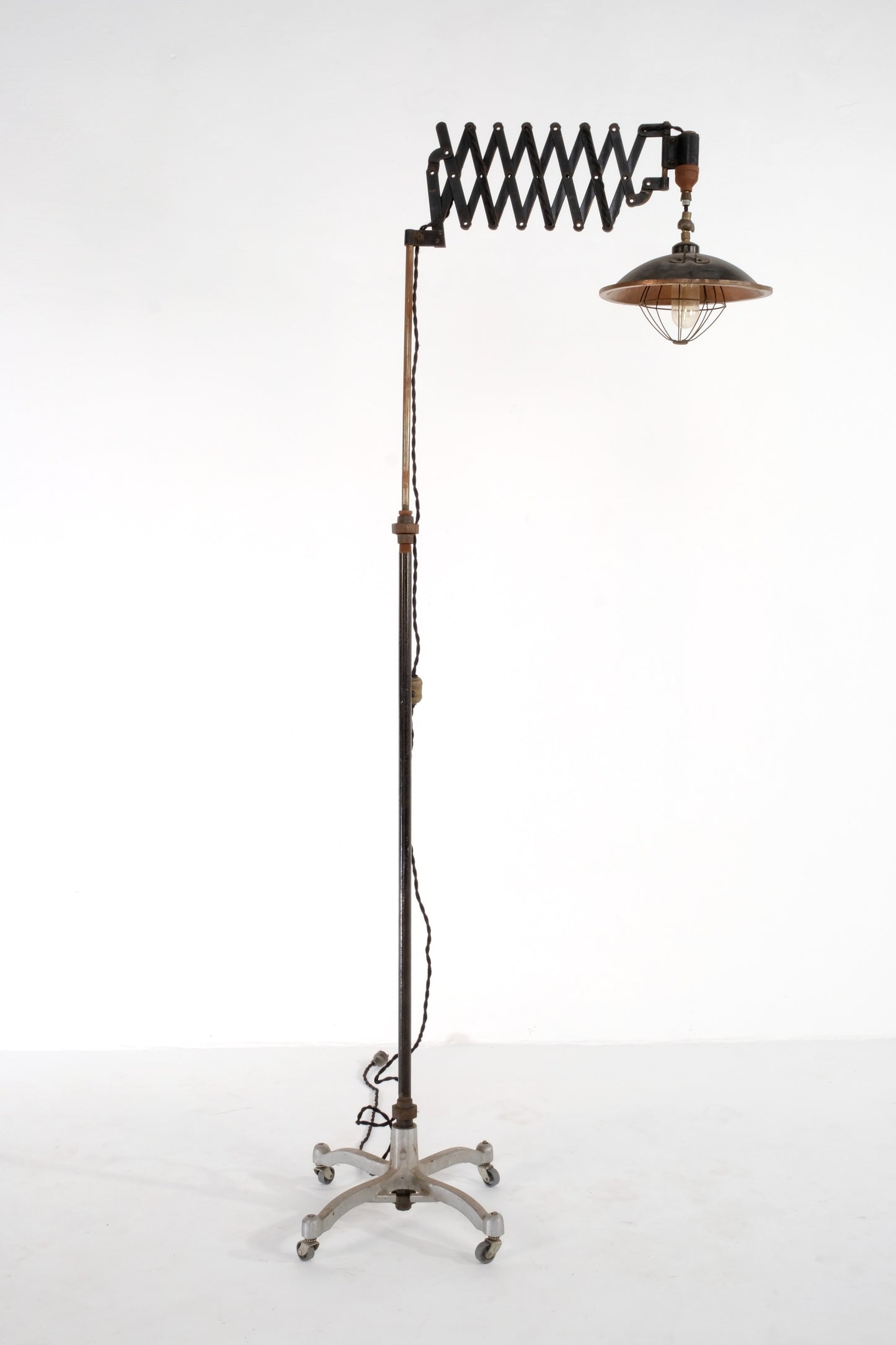 CLASSIC MECHANICAL EXTENDABLE FLOOR LAMP