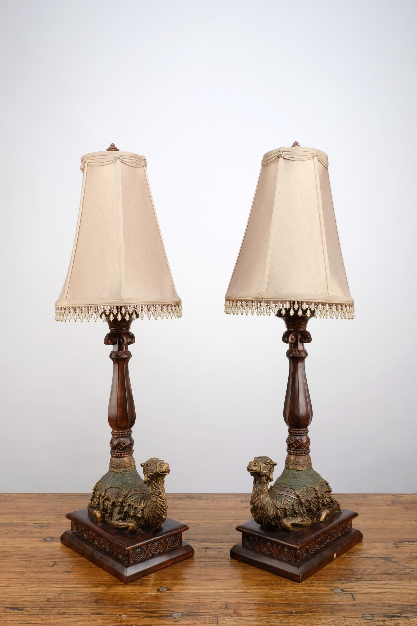 CAMEL STATUE DESK LAMP