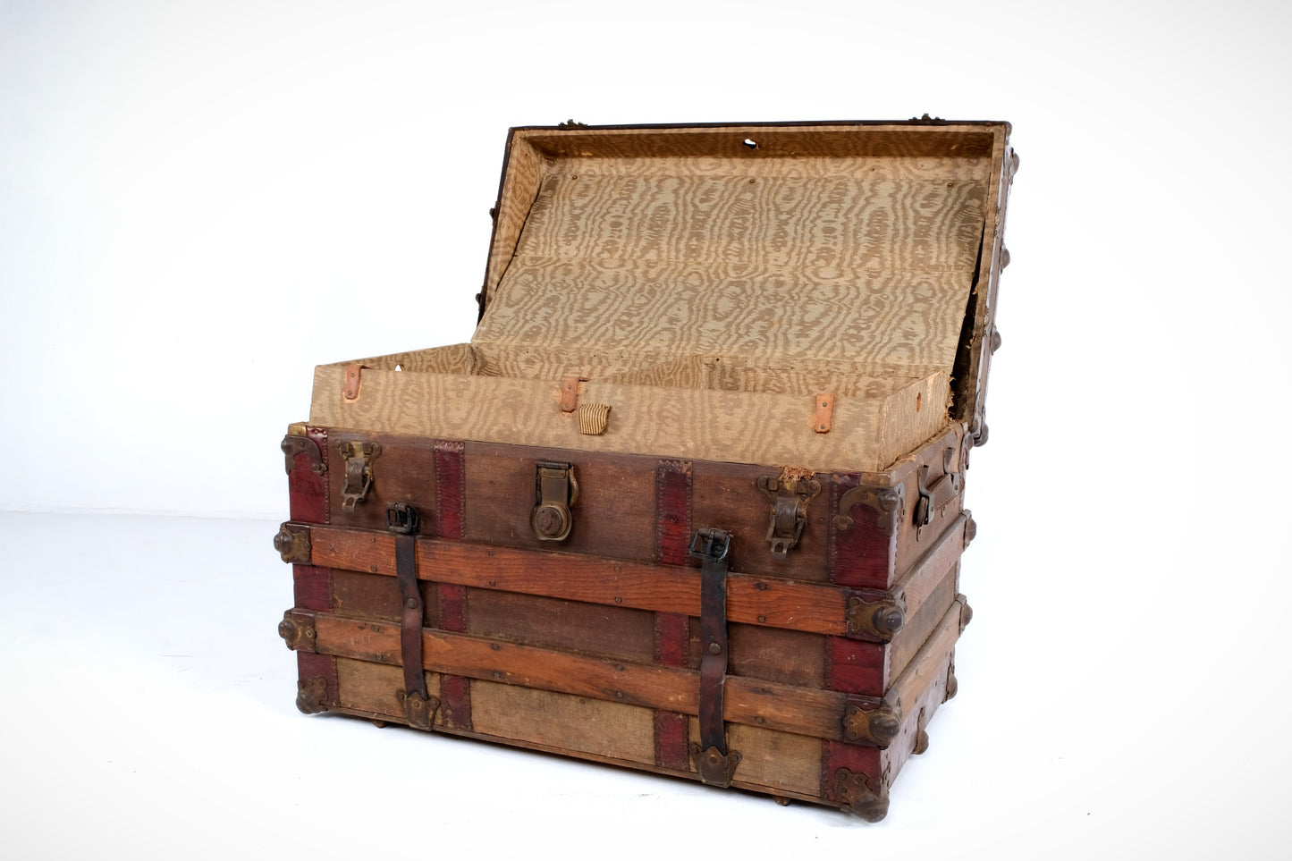 WOODEN STEAMER TRUNK/CHEST