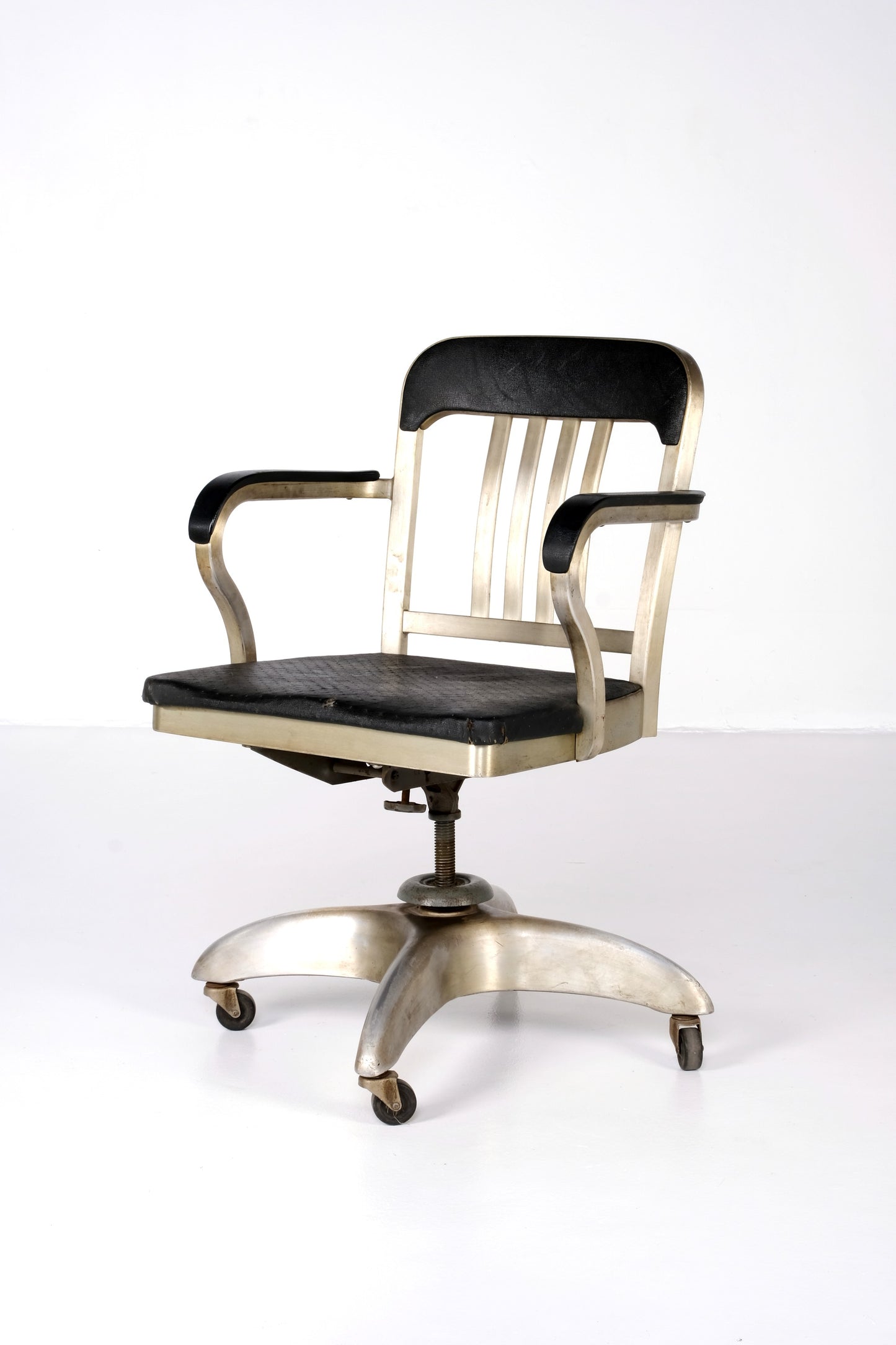 INDUSTRIAL OFFICE SWIVEL ARMCHAIRS BY: GOODFORM