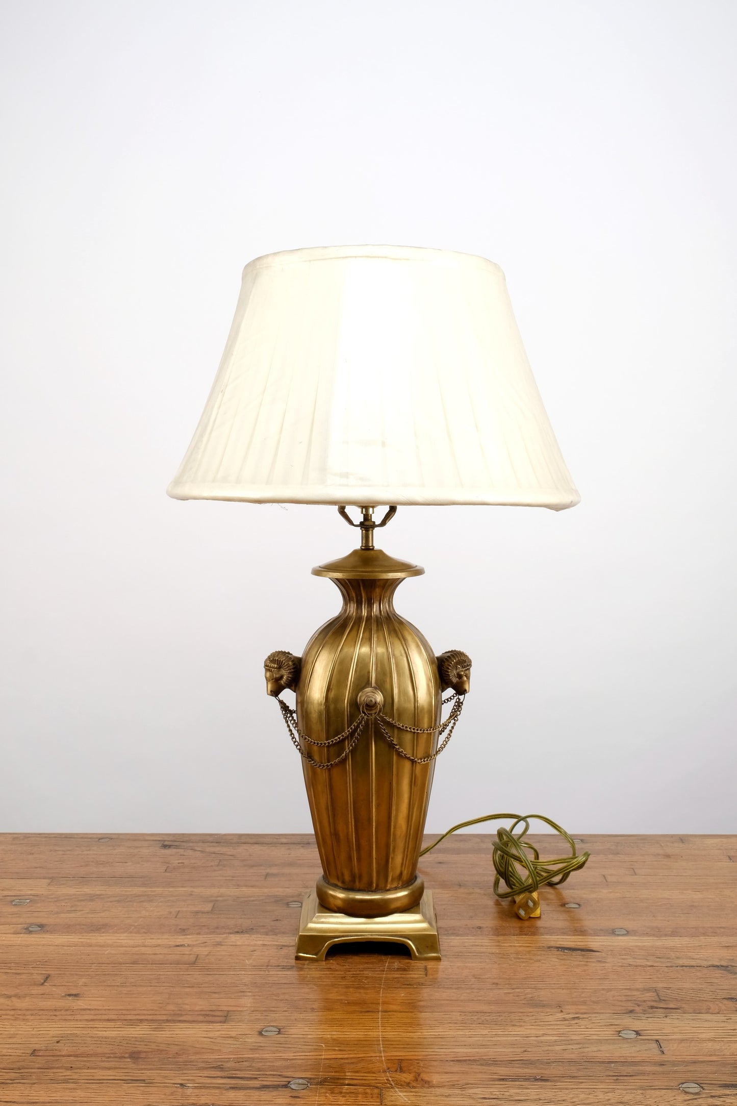 VINTAGE BRASS TABLE LAMP WITH RAM IDOLS ON BOTH SIDES