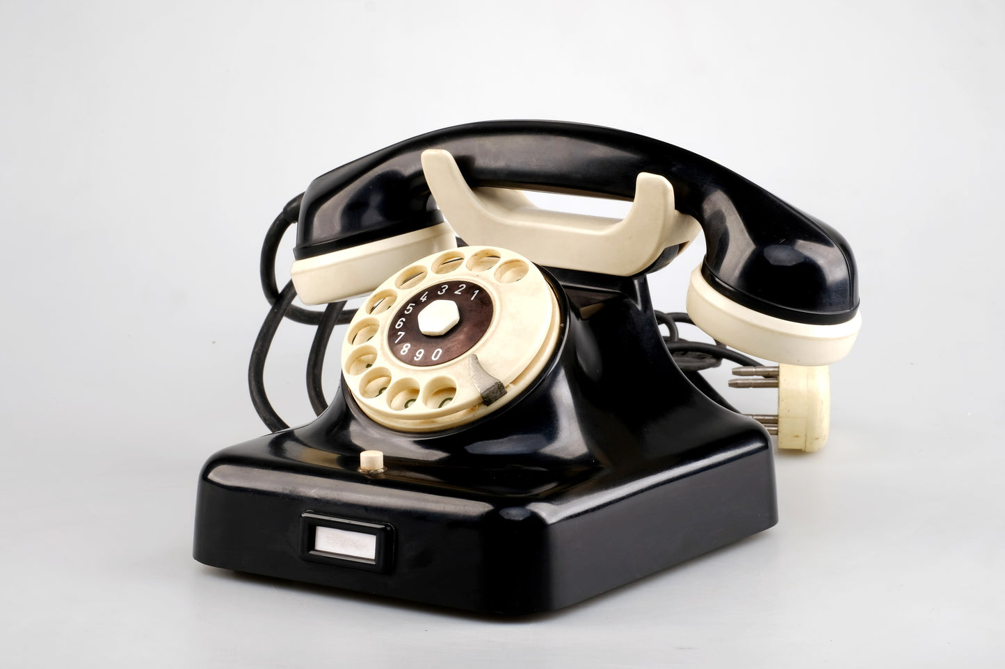 ART DECO PUSH BOTTON GERMAN PHONE