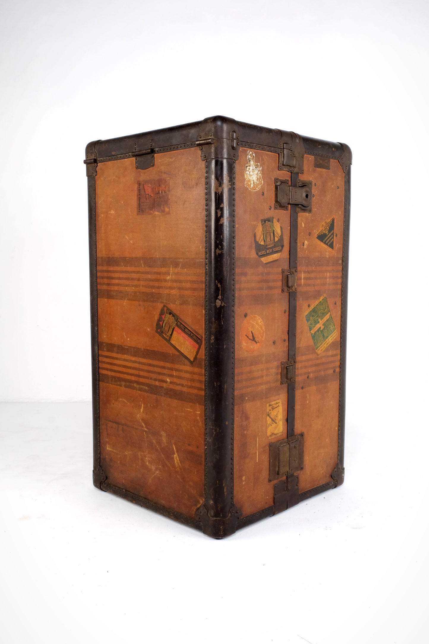COMPACT WARDROBE STEAMER TRUNK