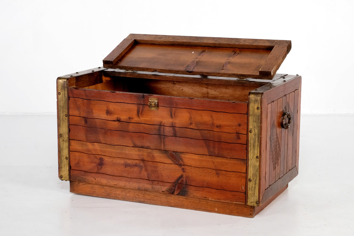 WOODEN STEAMER TRUNK/CHEST