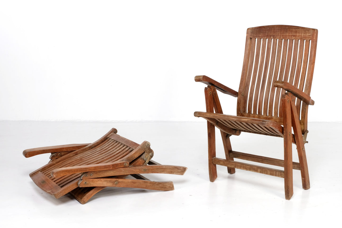 VINTAGE OUTDOOR FOLDING CHAIR