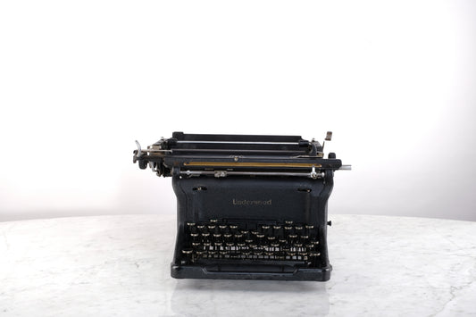 VINTAGE UNDERWOOD CHAMPION  TYPEWRITER