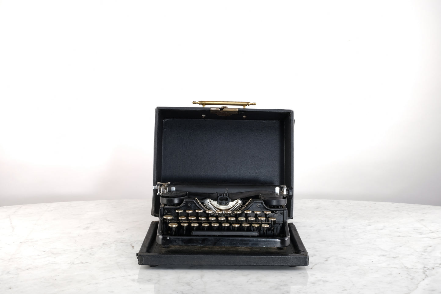 ANTIQUE UNDERWOOD PORTABLE TYPEWRITER