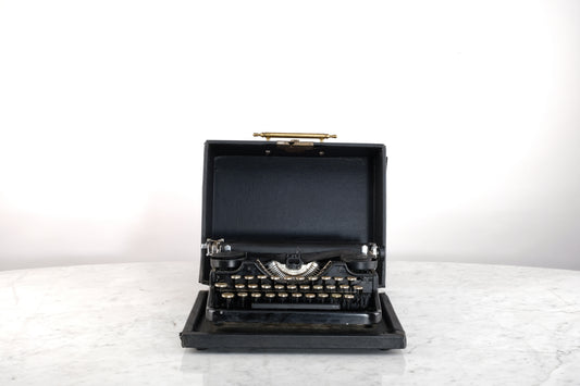 ANTIQUE UNDERWOOD PORTABLE TYPEWRITER