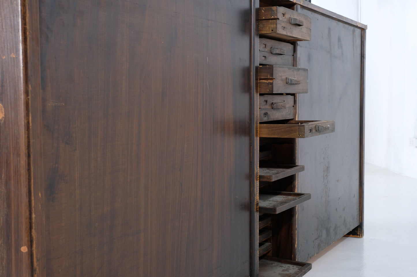 VINTAGE WOOD TOOLBOX/CABINET