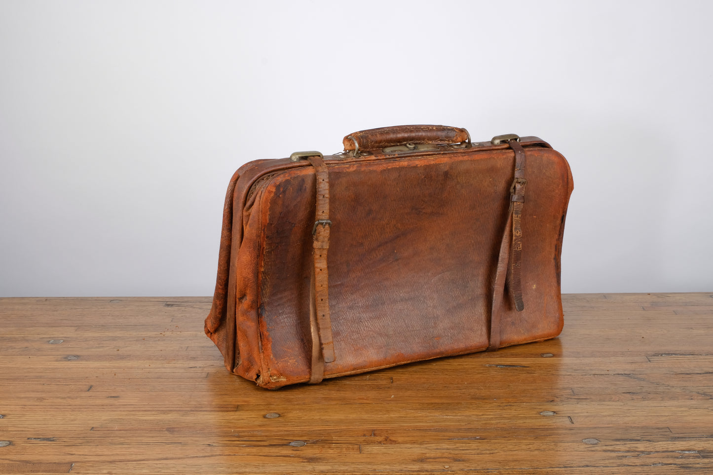 DARK BROWN LEATHER BELTED DOCTOR'S HAND BAG
